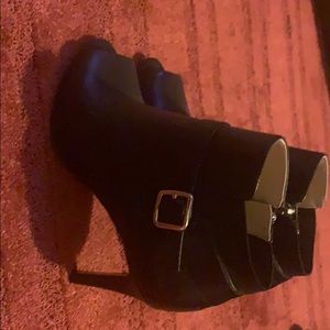Marc Fisher booties - 6W